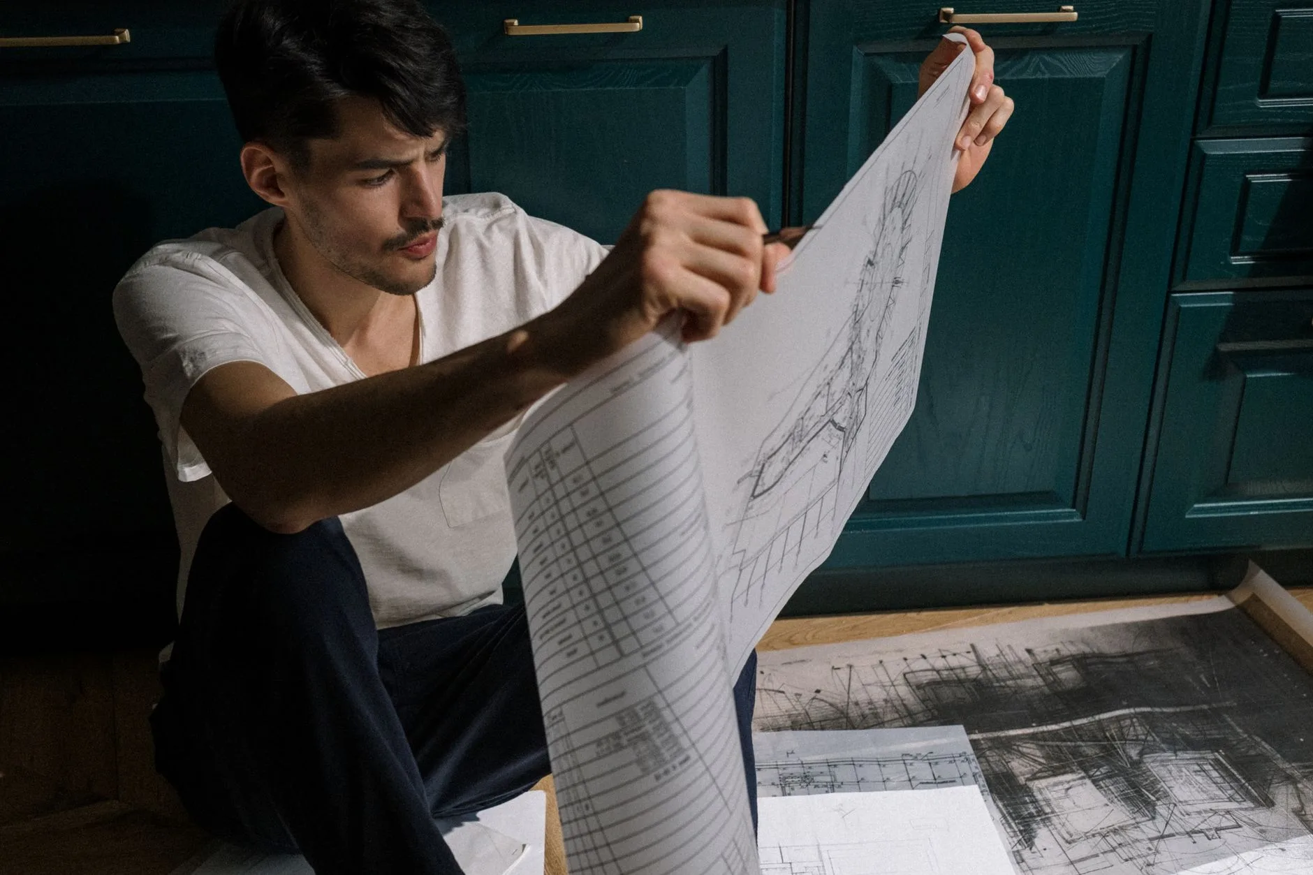 Ingénieur thermicien vérifiant les plans d'une extension de maison