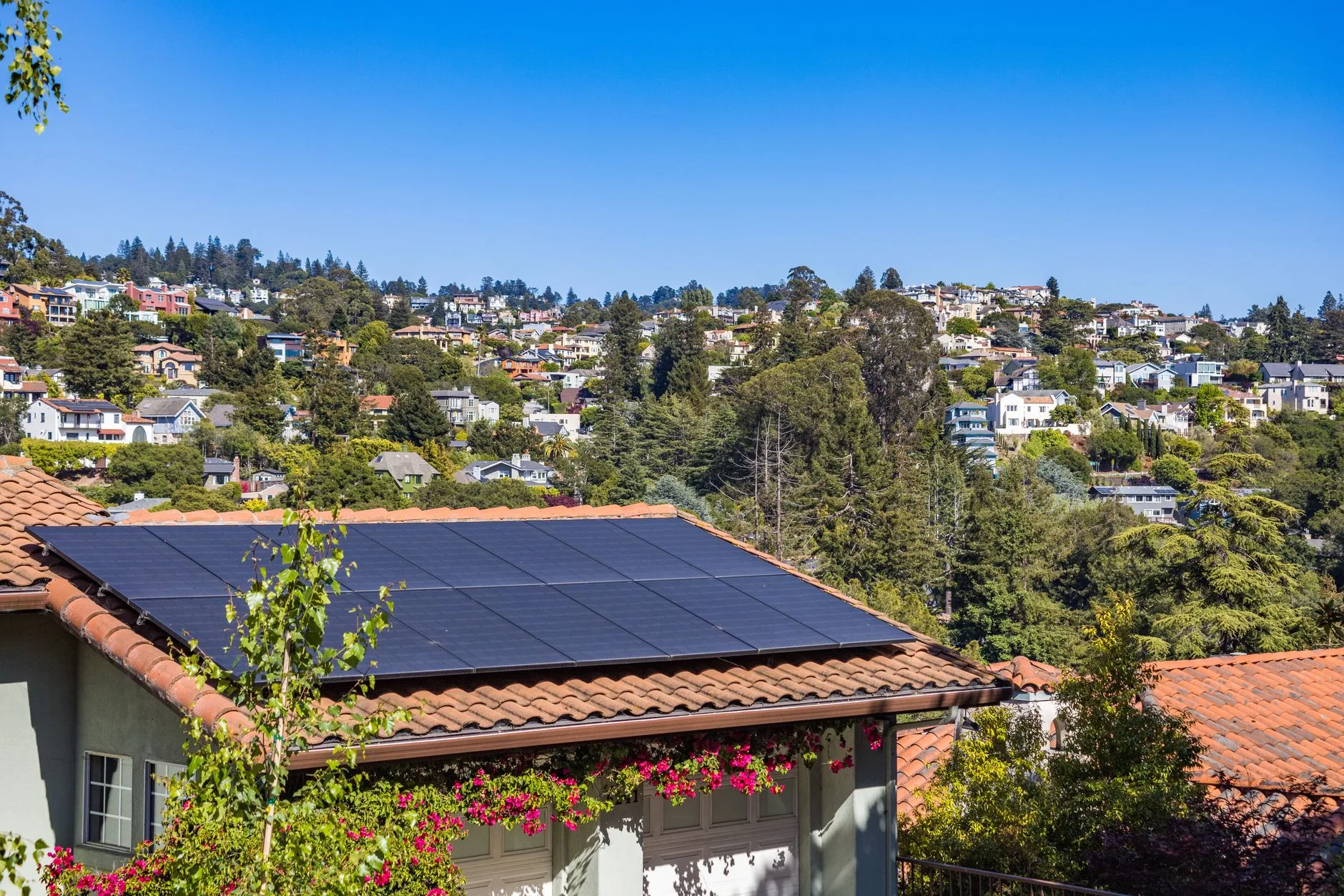 Panneaux solaires photovoltaïques en autoconsommation sur le toit d'une maison