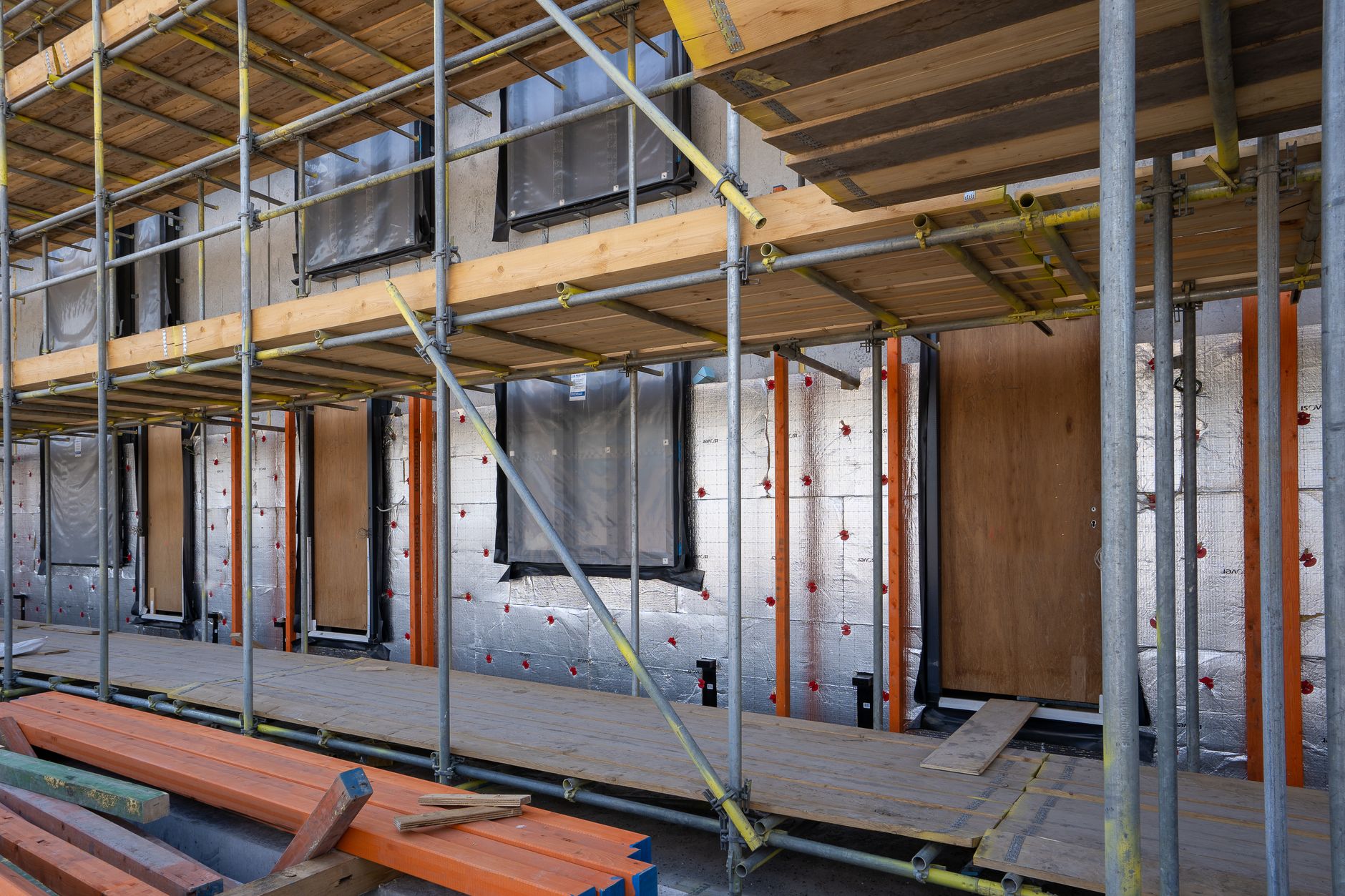 Façade de maison en cours d'isolation par l'extérieur avec panneaux isolants
